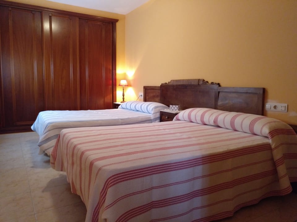 House | Blackout drapes, iron/ironing board, free WiFi, bed sheets