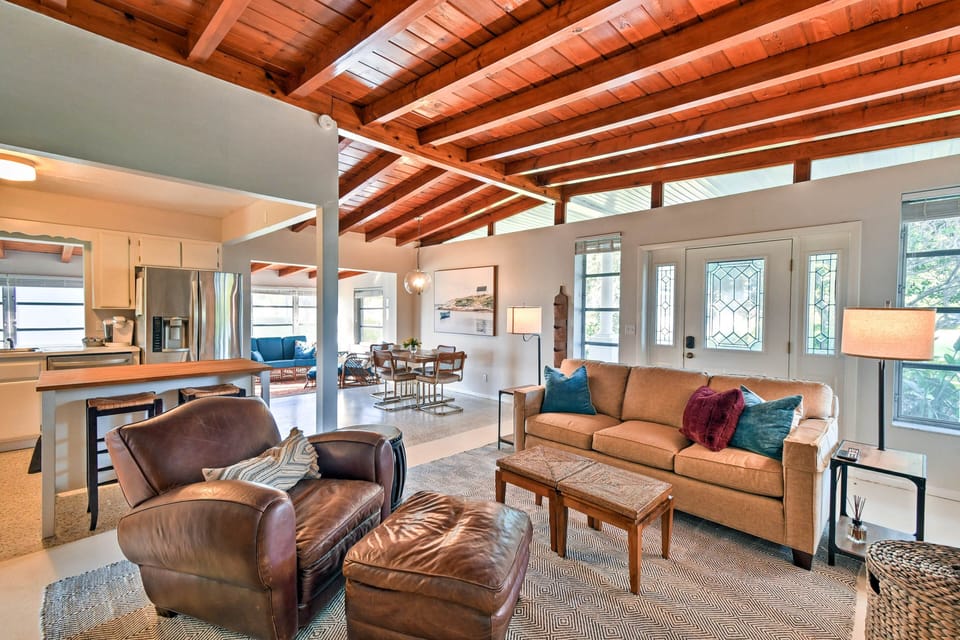 Living Room | Central A/C & Heating | Free WiFi