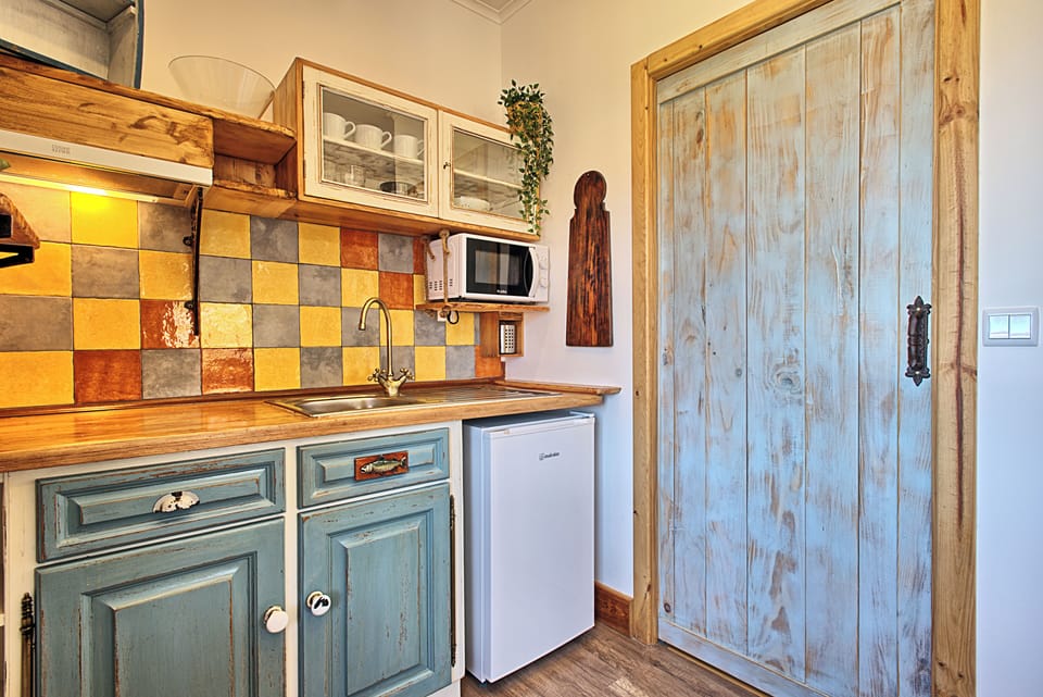 Studio Suite | Private kitchen | Espresso maker, electric kettle, highchair