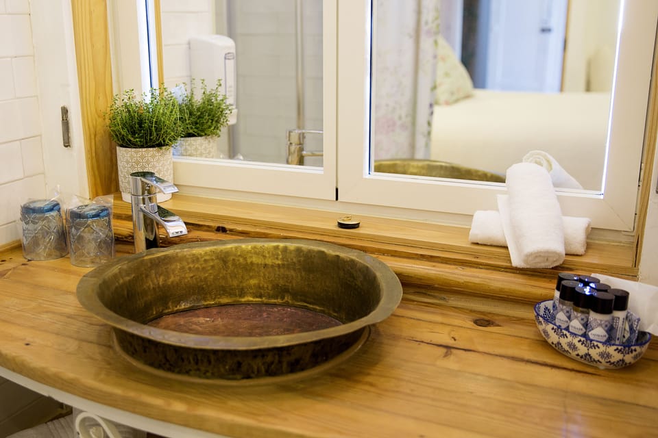 Superior Double Room, 1 Queen Bed | Bathroom | Shower, free toiletries, hair dryer, slippers