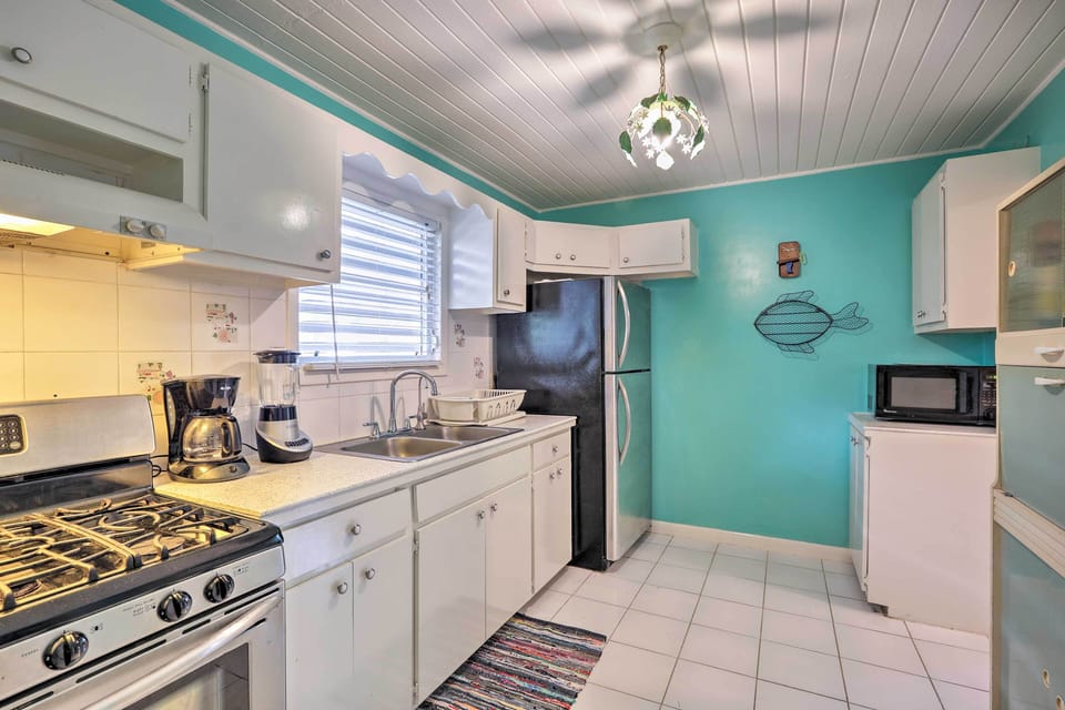 Kitchen | Toaster | Trash Bags & Paper Towels