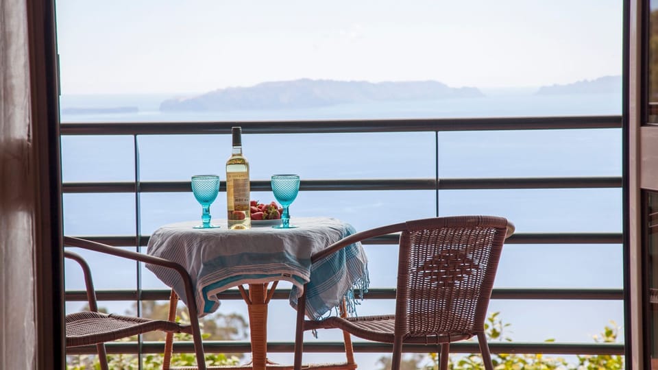 Quinta do Santo's balcony offers a mesmerizing ocean view with the Desertas Islands as a stunning background, creating a tranquil panorama. #balcony #oceanview