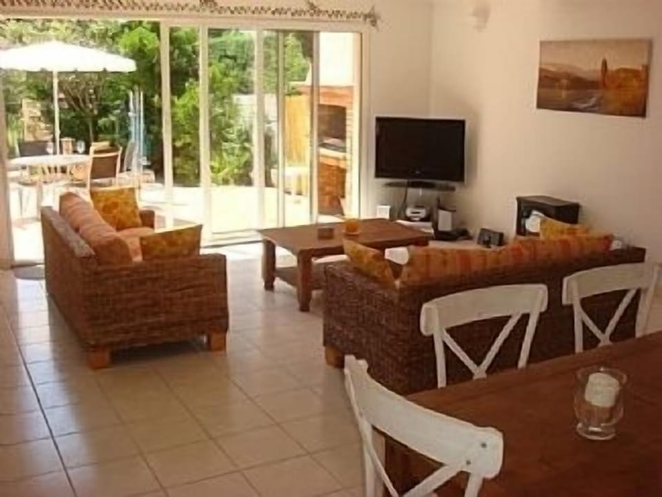 Spacious lounge