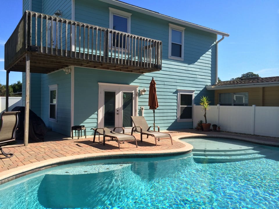 Gentle sloping floor 3 to 9 ft w/ toddler pool no ladder STEPS for easy access!