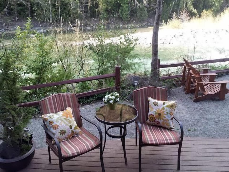 Space to relax and enjoy nature's wonder rwith access down to the river