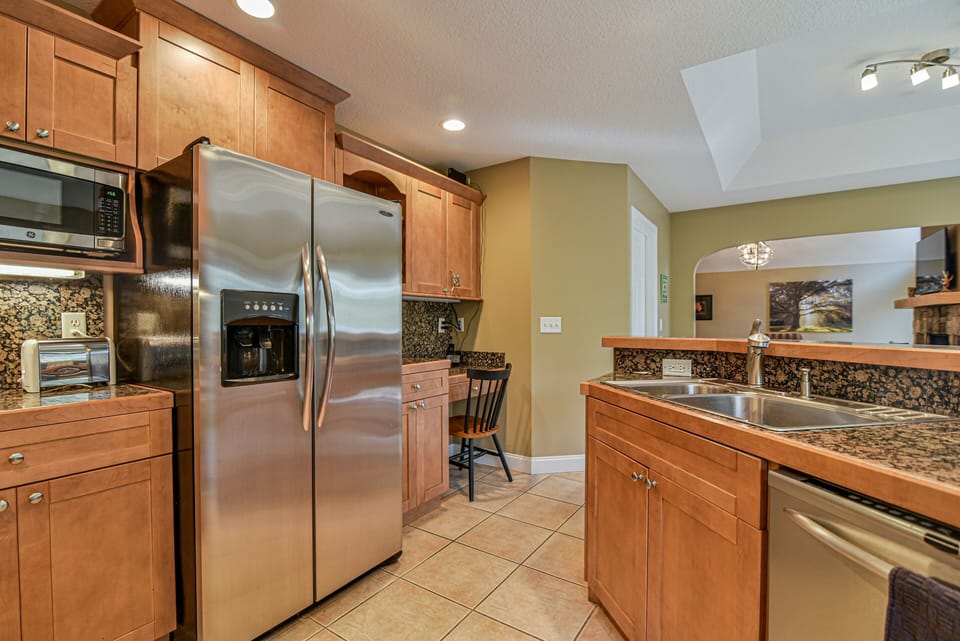 WELL EQUIPPED KITCHEN, TOASTER, BLENDER, COFFEE MAKERS