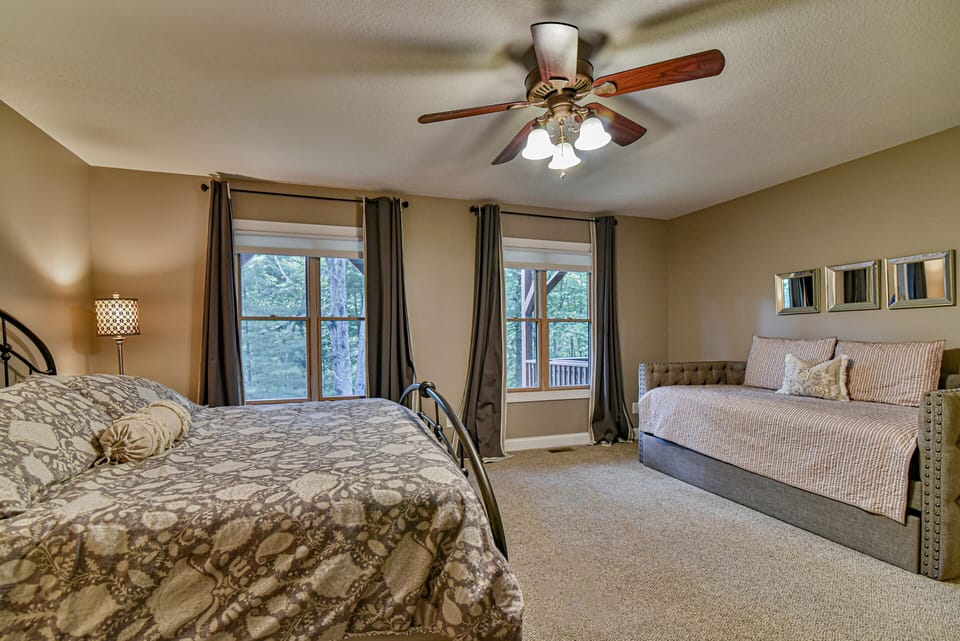 LOWER LEVEL BEDROOM, KING BED, DAYBED W/ PULL OUT, TWO TWIN MATTRESSES 