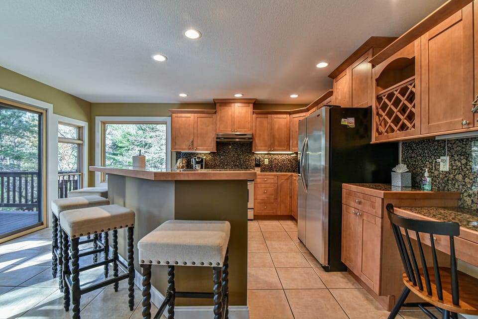 LARGE, WELL EQUIPPED KITCHEN 