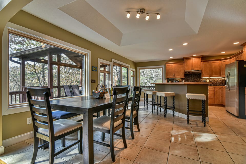 SUPER CLEAN, BRIGHT, LARGE DINING AND KITCHEN AREA 