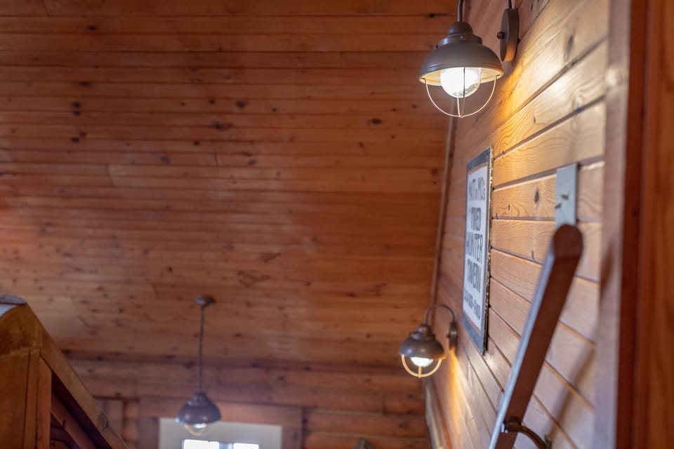 Classic Up North Log Cabin-Lazy Bear Lodge (181)