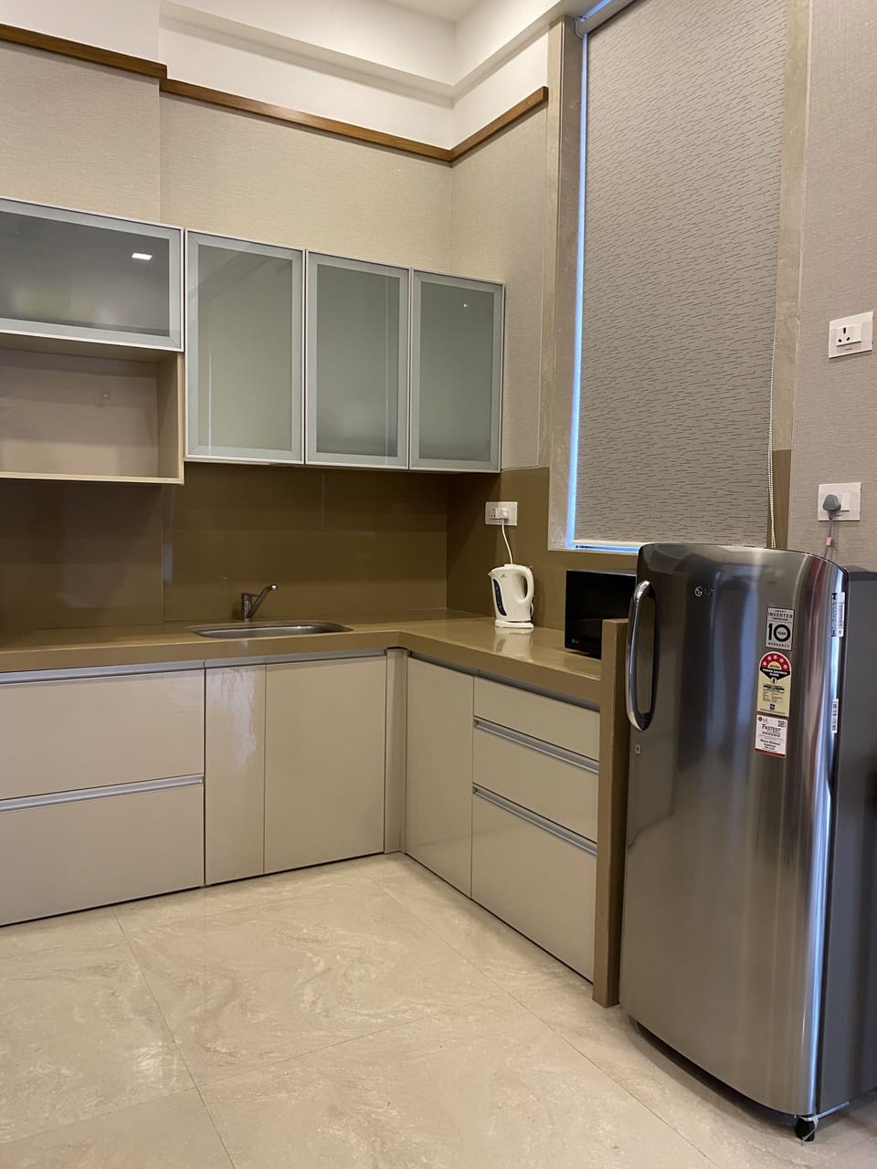 Executive Studio Suite | Private kitchen | Coffee/tea maker, electric kettle