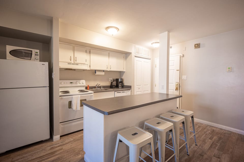 Superior Apartment, Multiple Beds, Non Smoking | In-room dining