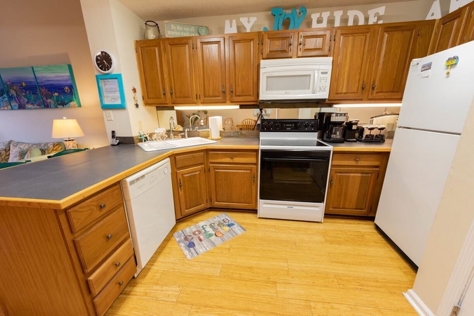 Well-equipped kitchen w/ single and 12 cup standard coffee maker
