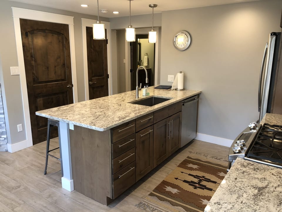 The kitchen peninsula provides plenty of counter space for everyone to gather!