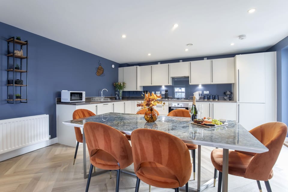 Standard Apartment, 3 Bedrooms | Dining room