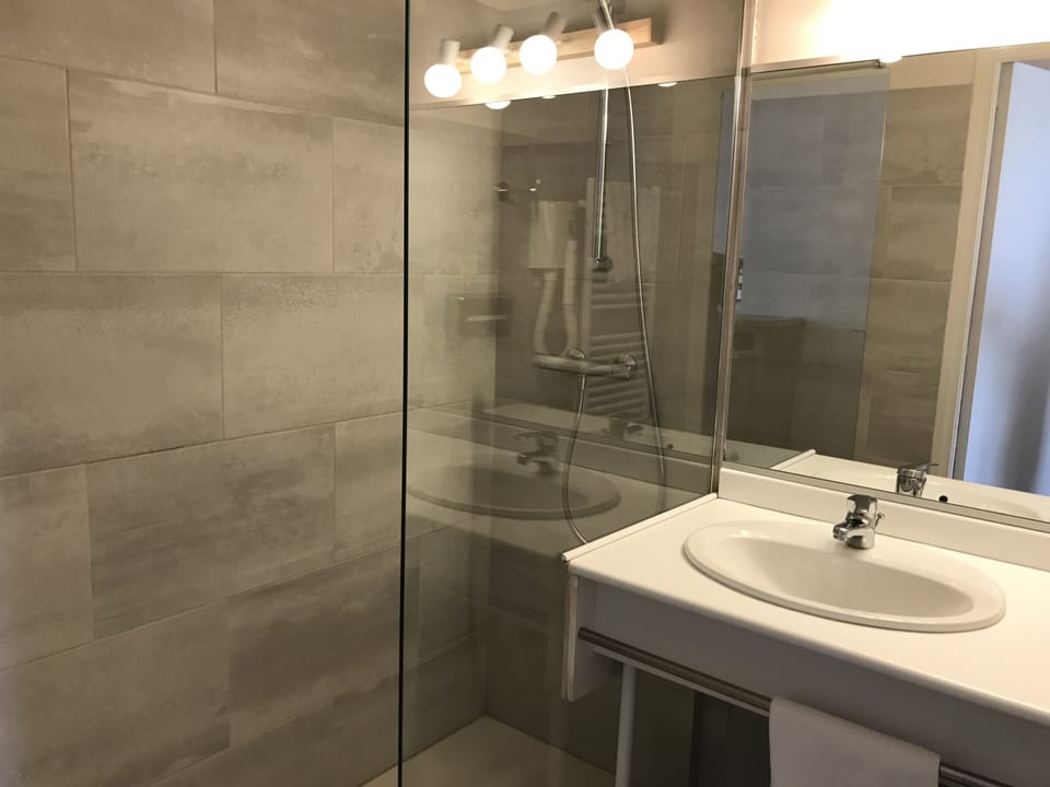 Comfort Double Room | Bathroom | Free toiletries, hair dryer, towels