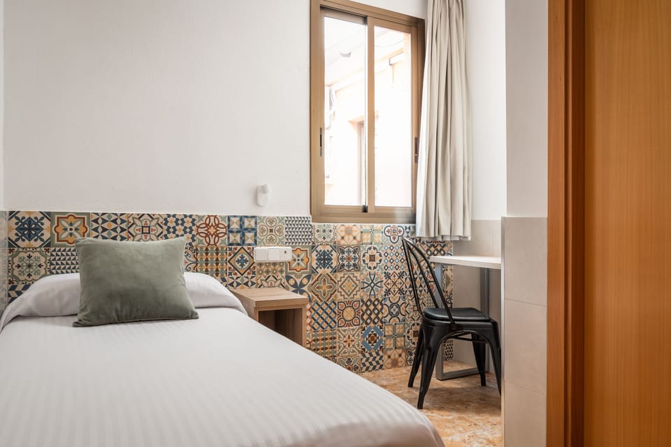 Single Room, 1 Twin Bed, Non Smoking | Blackout drapes, free WiFi, bed sheets