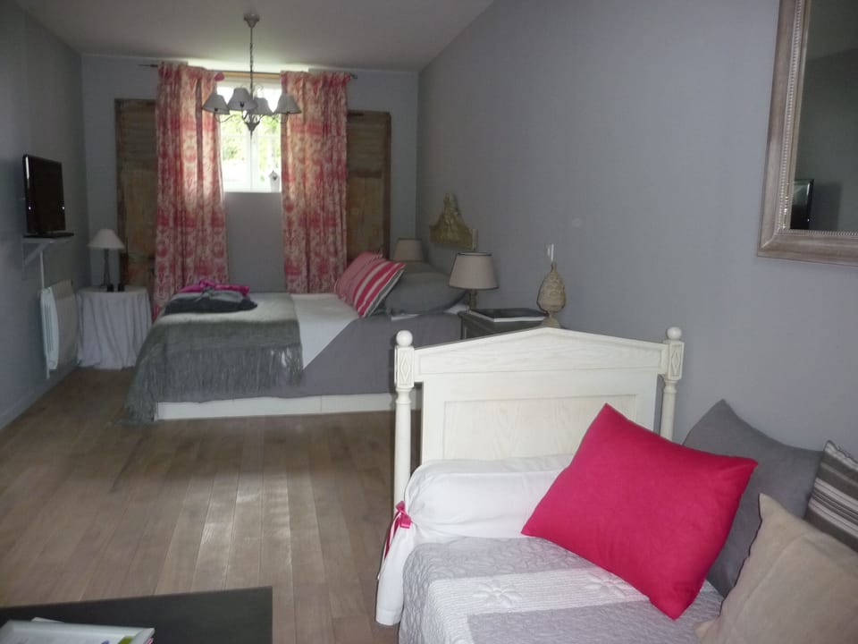 Family Double Room | Individually decorated, individually furnished, bed sheets