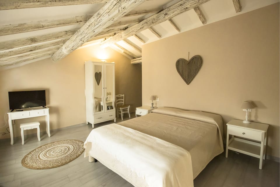 Romantic Double Room, 1 Queen Bed | Desk, soundproofing, free WiFi