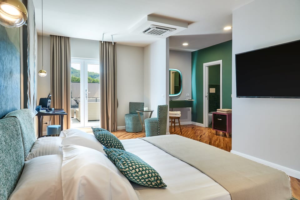 Studio Suite, 1 Queen Bed, Hot Tub, Pool View | In-room safe, soundproofing, free WiFi, bed sheets
