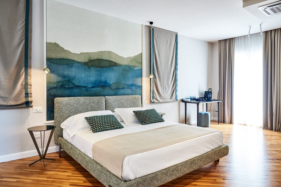 Studio Suite, 1 Queen Bed, Hot Tub, Pool View | In-room safe, soundproofing, free WiFi, bed sheets