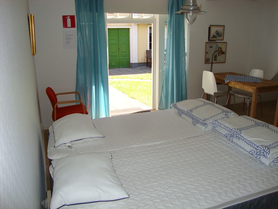 Twin Room, Private Bathroom | Desk, free WiFi