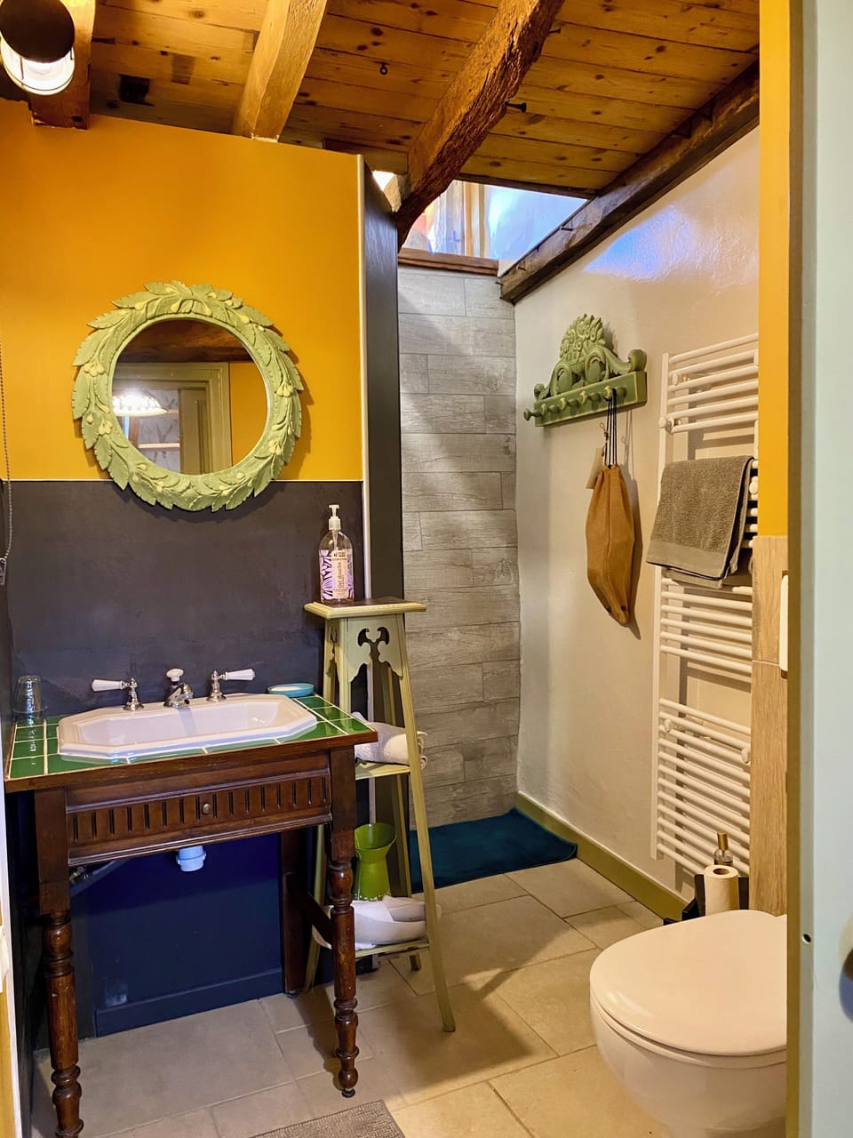 Family Quadruple Room (Dame Nature) | Bathroom | Shower, free toiletries, hair dryer