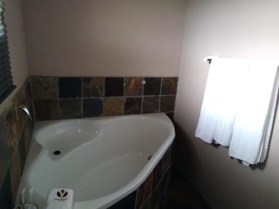 Room, 1 Queen Bed | Deep soaking bathtub