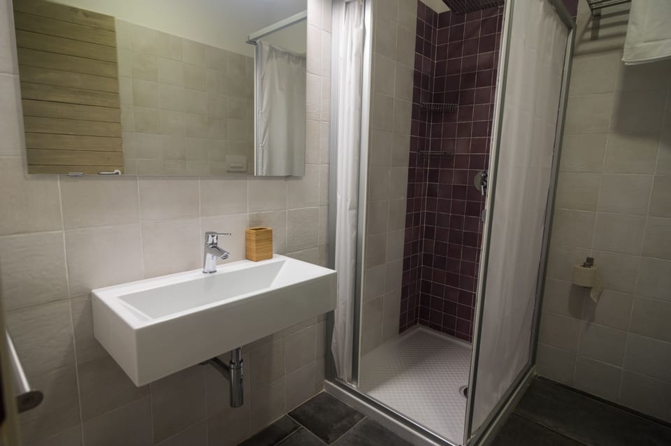 Classic Double Room | Bathroom | Shower, rainfall showerhead, hair dryer, bidet