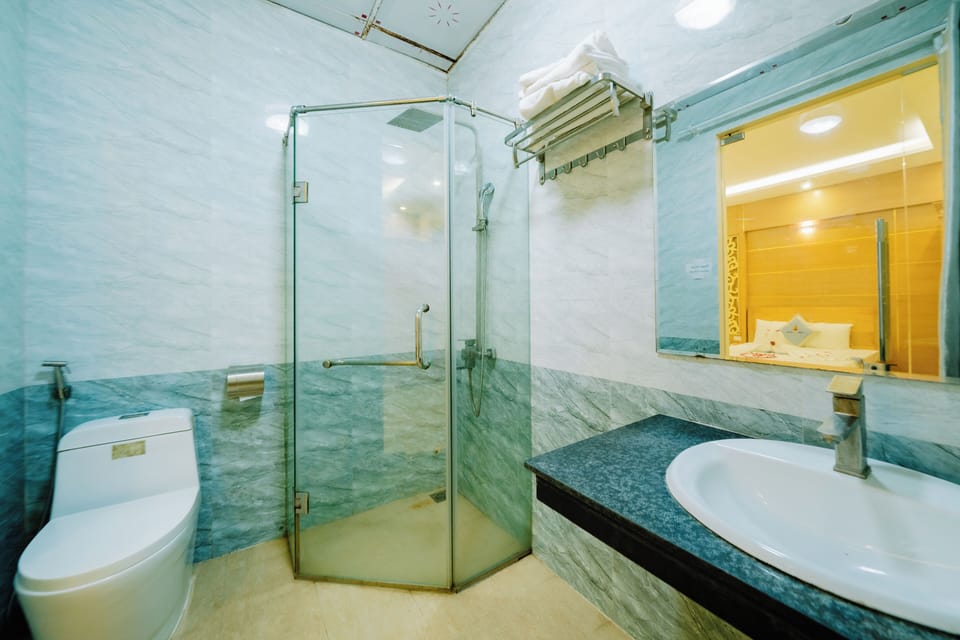 Standard Twin Room | Bathroom | Shower, free toiletries, hair dryer, slippers
