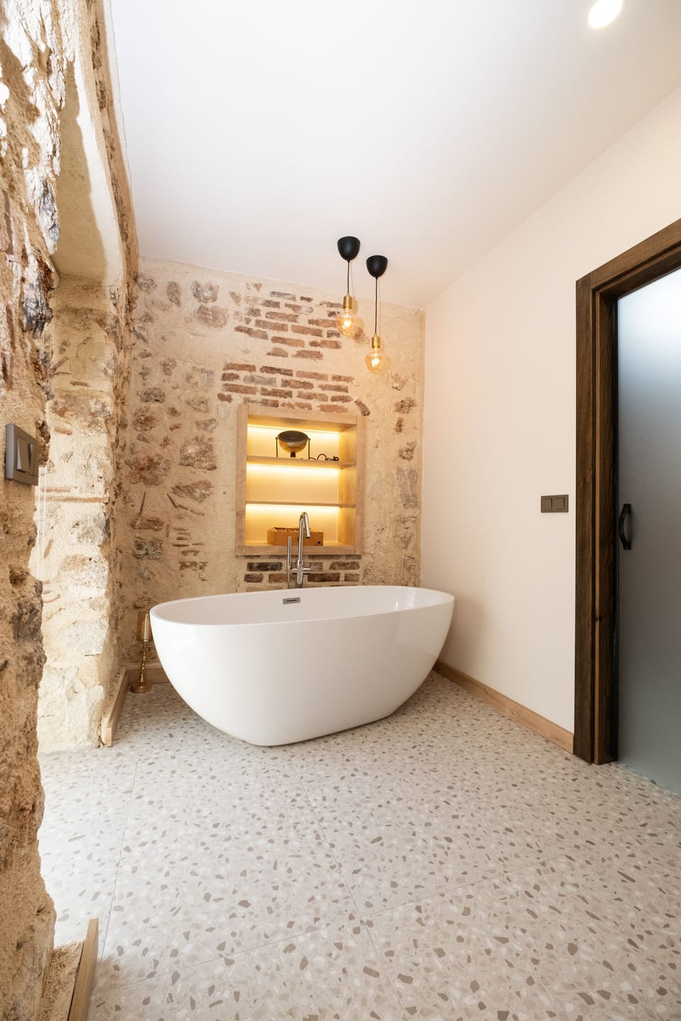 Deluxe Studio Suite, 1 Double Bed with Sofa bed, Non Smoking, Bathtub | Bathroom | Shower, hydromassage showerhead, designer toiletries, hair dryer