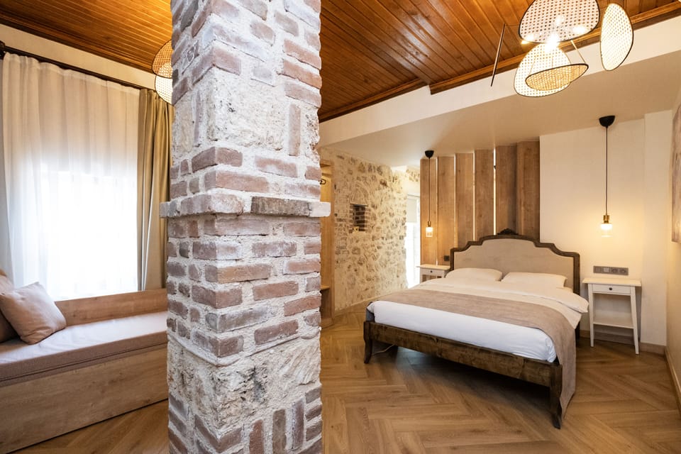 Deluxe Studio Suite, 1 Double Bed with Sofa bed, Non Smoking, Bathtub | 1 bedroom, premium bedding, minibar, in-room safe