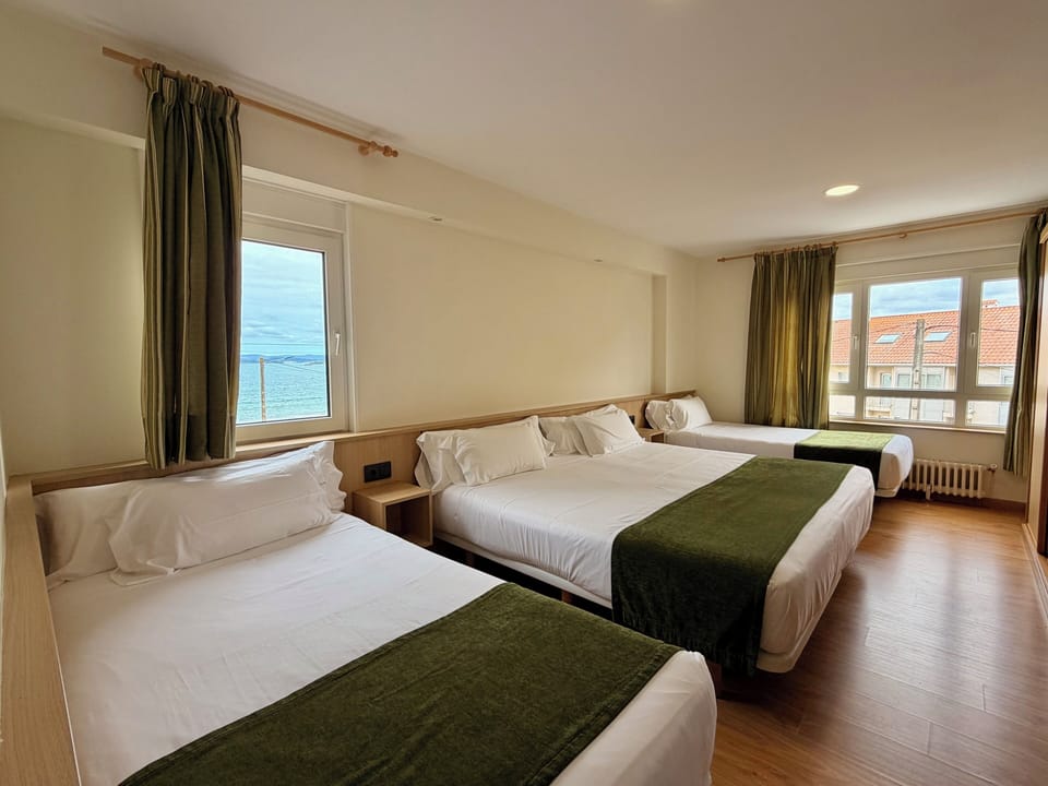 Comfort Quadruple Room | Desk, soundproofing, free WiFi, bed sheets