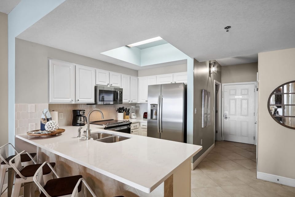 Eat-in kitchen bar seating