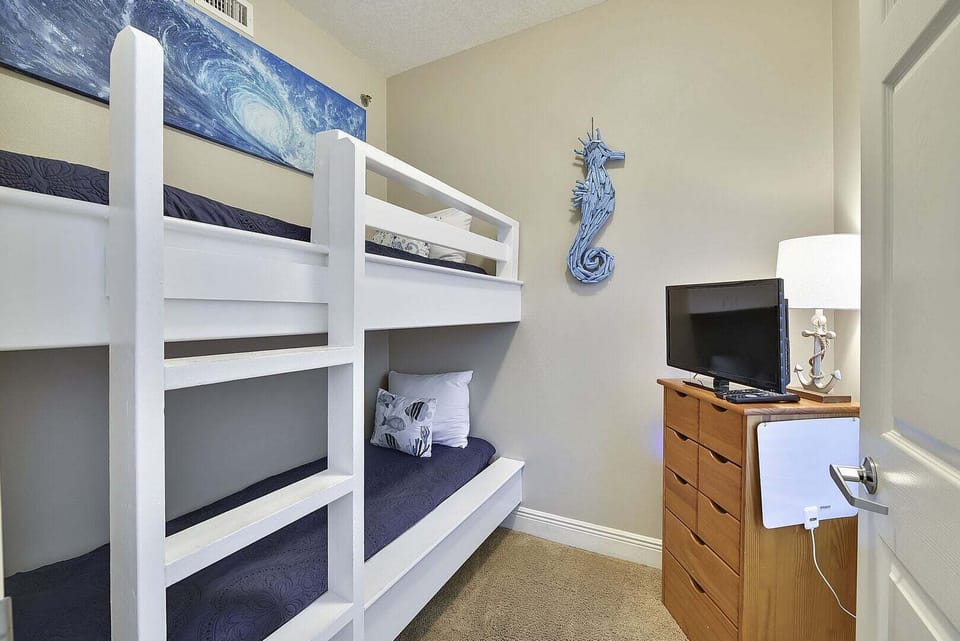 Guest bedroom 2 with twin-over-twin bunks