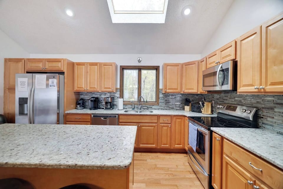 Full Kitchen- Toaster, Coffee Makers, Microwave