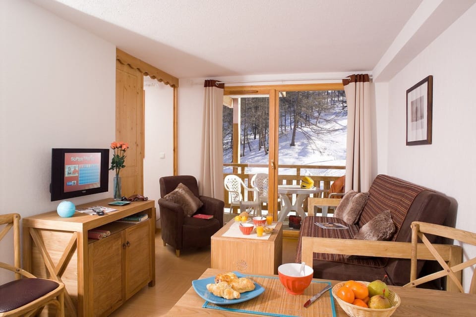 Find peace and relaxation with your close friends and family in this stunning living room featuring natural decor.