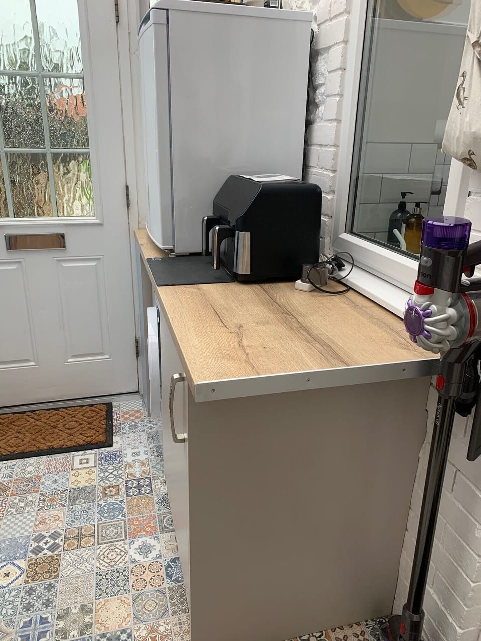Utility Room with washing machine & freezer.