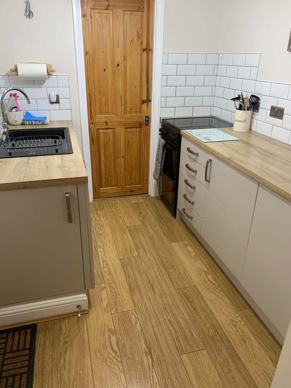 Really well equipped kitchen with air fryer, microwave and coffee machine.