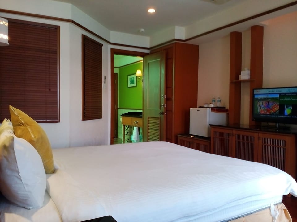 Deluxe Water Chalet Type A | Desk, soundproofing, iron/ironing board, bed sheets