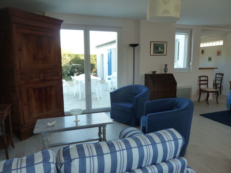 Living room, View of the terrace.