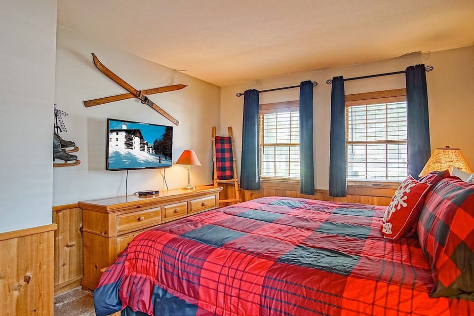Pillowtop King Bed and Flat Screen TV in Master Bedroom.