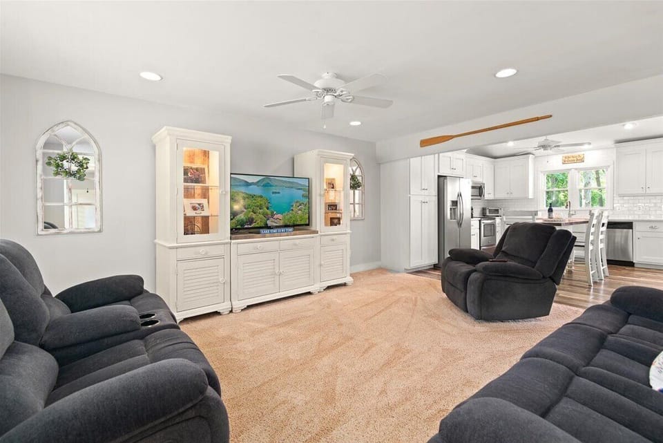Upstairs living room with seating for six.