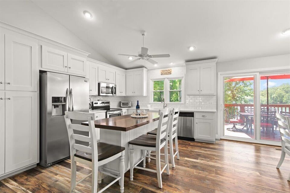 Full kitchen view.
