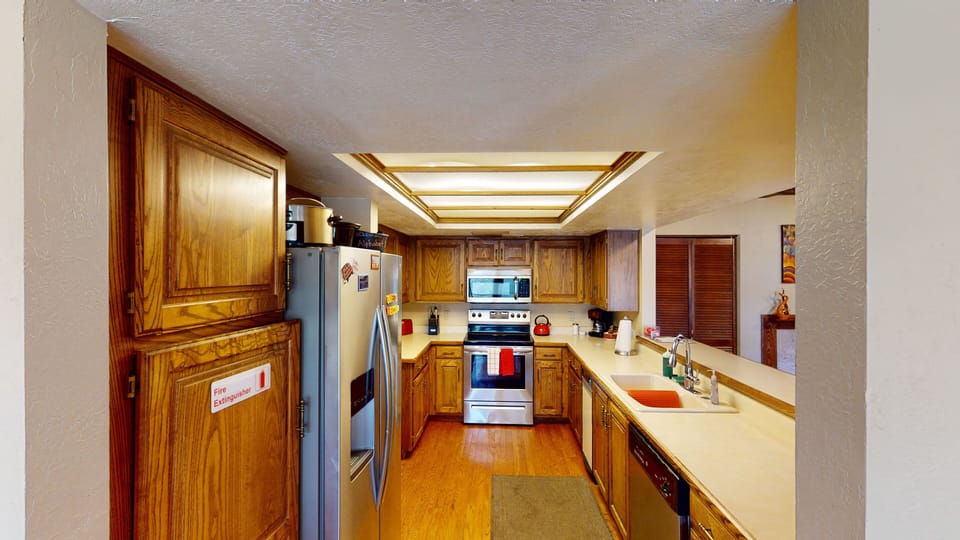 Full Kitchen w/ Full Size Refrigerator, Stove Top, Dishwasher, Oven & Microwave