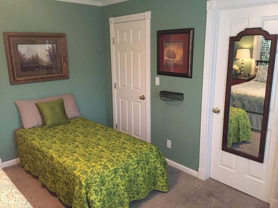 Gruene River Home Upstairs Master King Bedroom w/Pop-Up Single Bed set-up