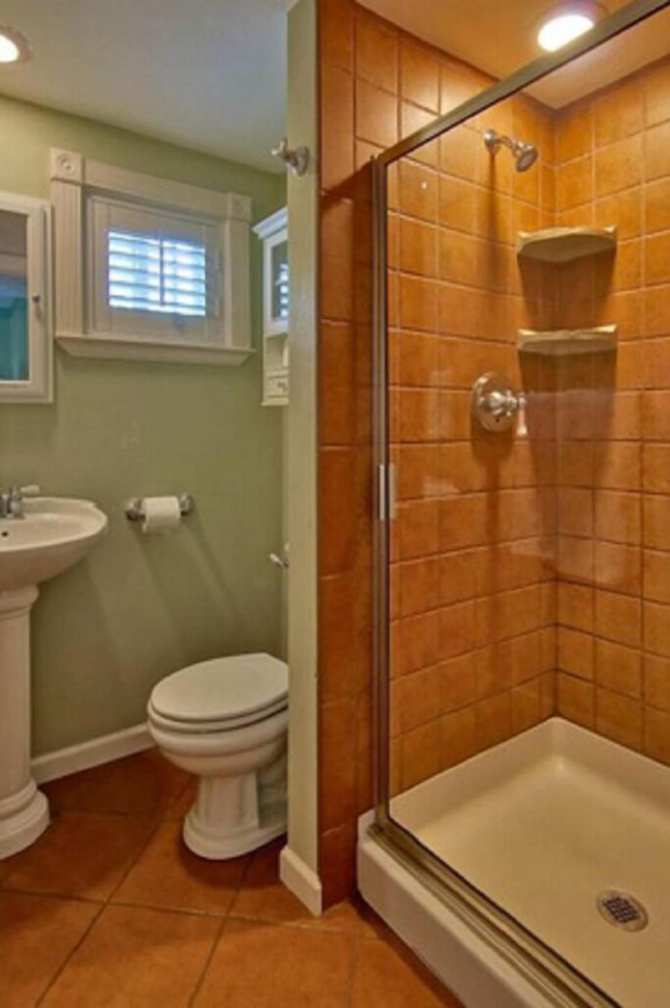 Gruene River Home Downstairs Full Bathroom, shared by Bedrooms #1 & #2