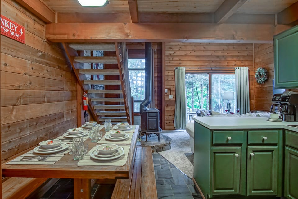 Dining area seating for 6