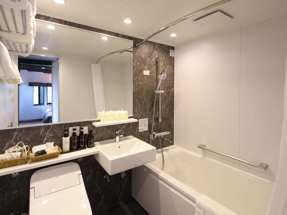 Combined shower/tub, rainfall showerhead, free toiletries, hair dryer