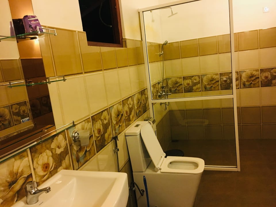 Shower, rainfall showerhead, free toiletries, hair dryer